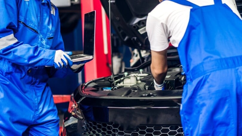 Riparare un'auto elettrica costa tanto: ecco il motivo
