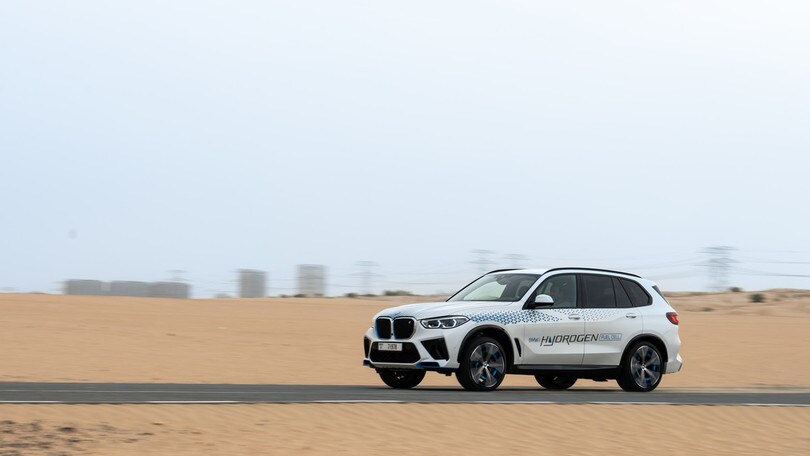 BMW iX5 Hydrogen alla prova del deserto