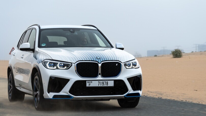 BMW iX5 Hydrogen, al via i test nel deserto