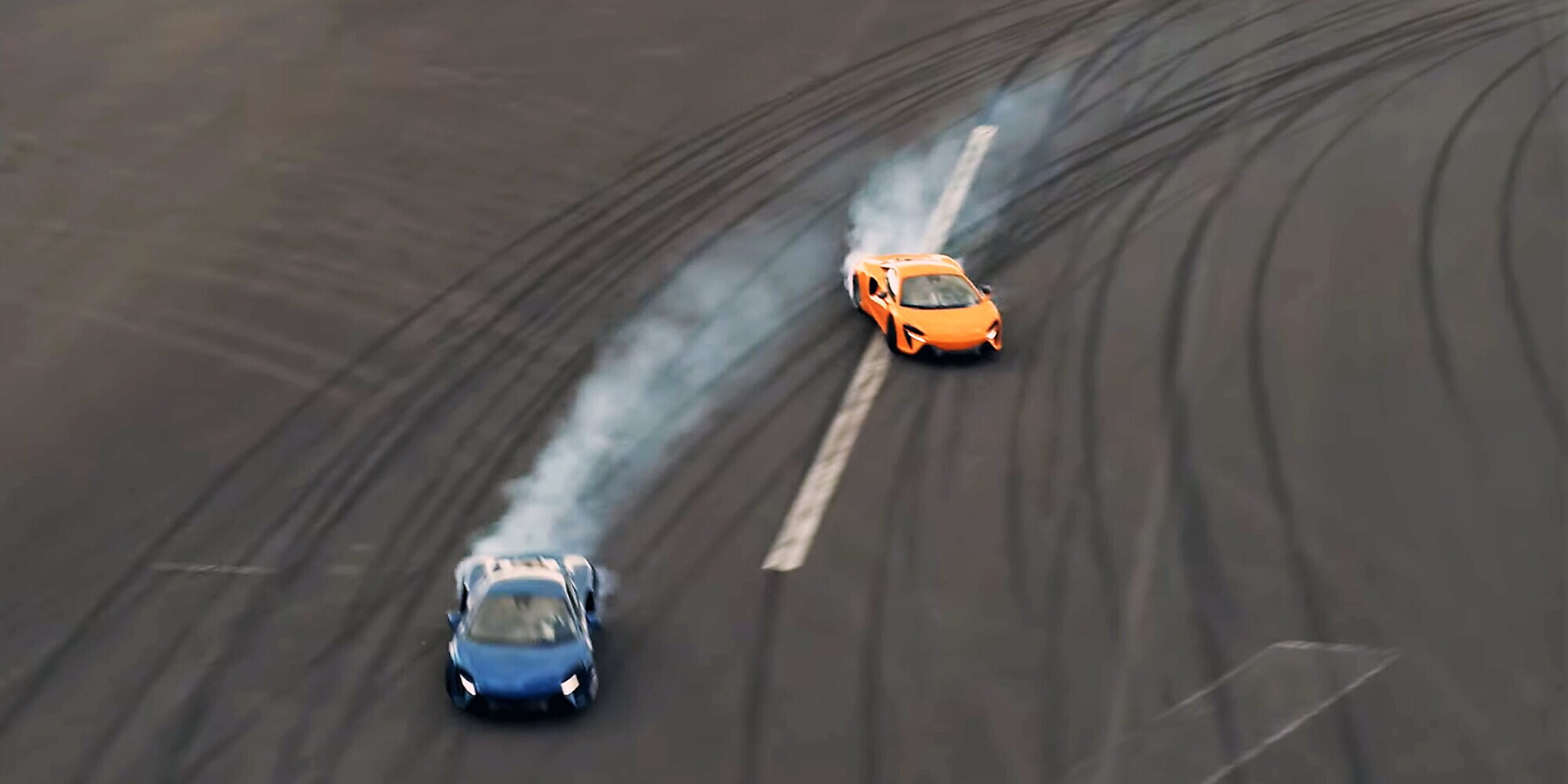 McLaren Artura, spettacolari drift per i 60 anni della Casa VIDEO