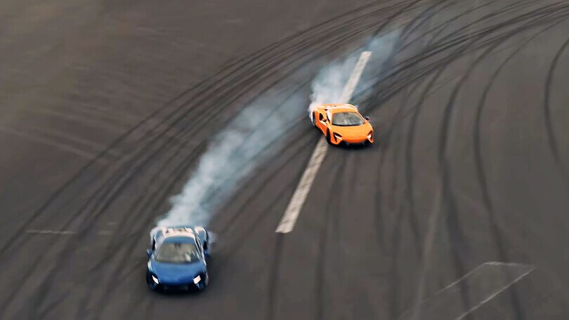 McLaren Artura, spettacolari drift per i 60 anni della Casa VIDEO
