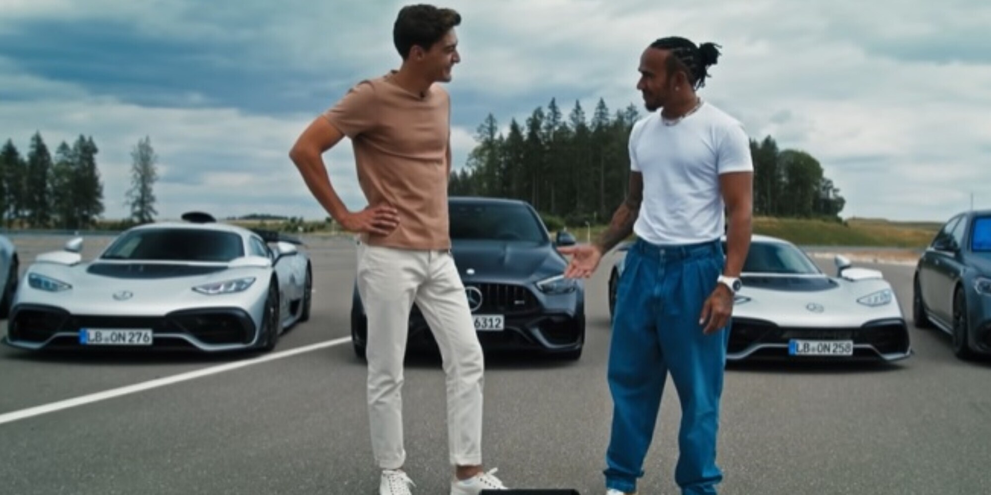 Hamilton e Russell, sfida a suon di drift sulle Mercedes-AMG