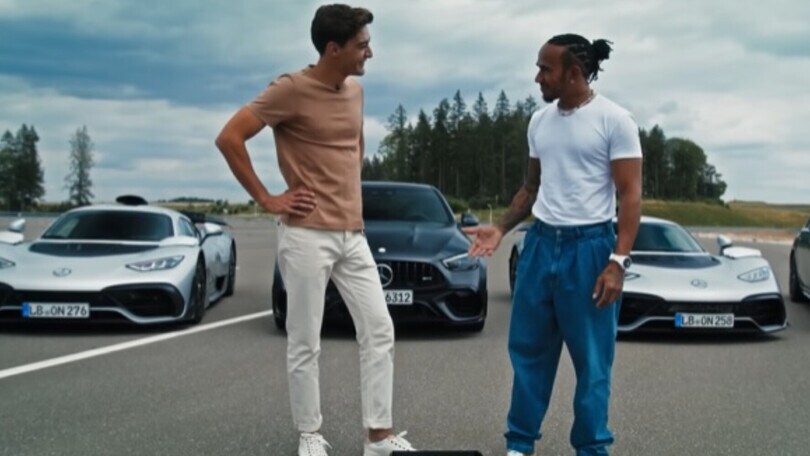 Hamilton e Russell, sfida a suon di drift sulle Mercedes-AMG