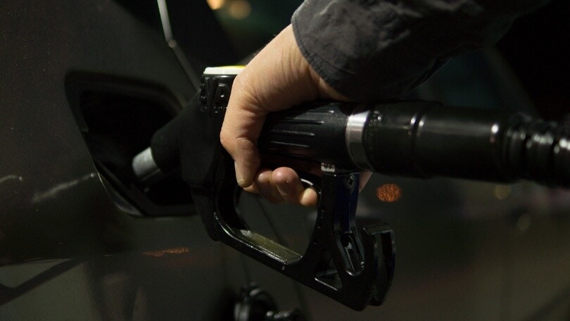 Bonus benzina, come funziona e a chi spetta: le ipotesi