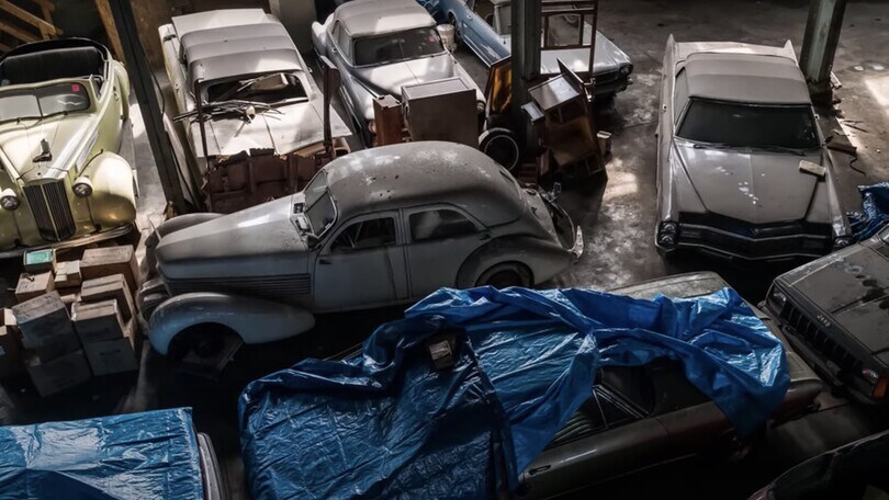 Un capannone e più di 200 auto abbandonate (anche rare)