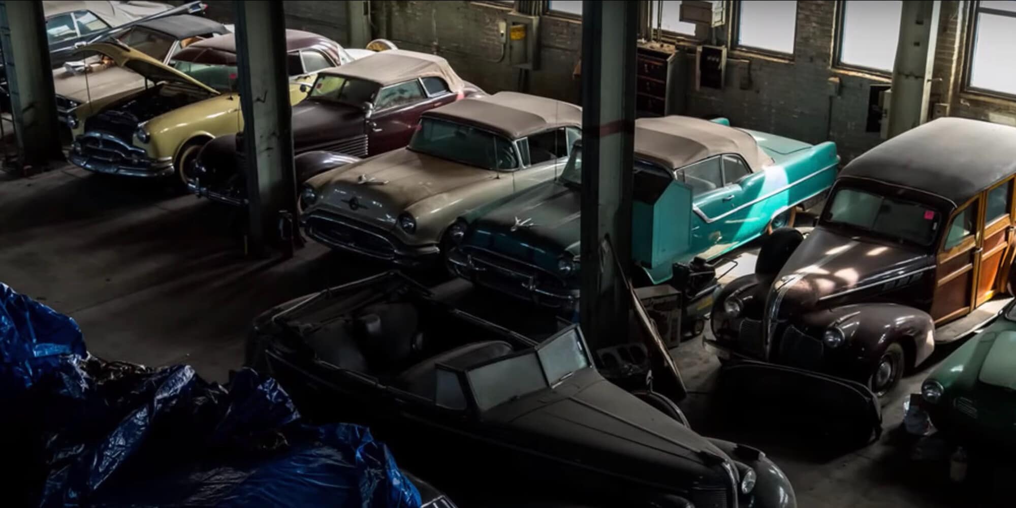 Un tesoro di oltre 200 auto abbandonate in un capannone