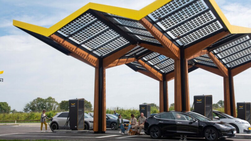 Fastned sbarca in Italia: ricariche veloci fino a 400 kW