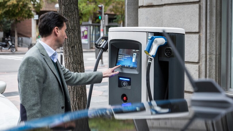 Identikit dell'automobilista green: l'età media è alta