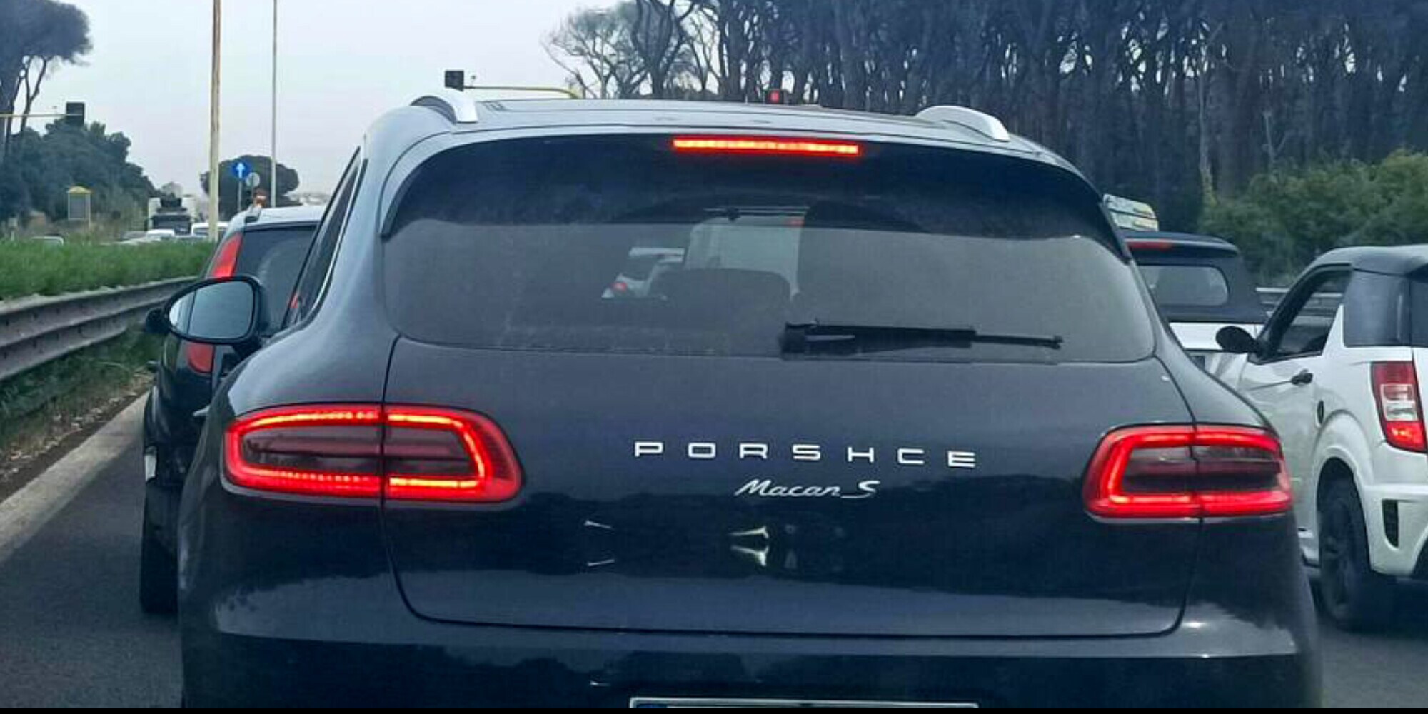 Porsche diventa "Porshce": la Macan "unica" avvistata a Roma