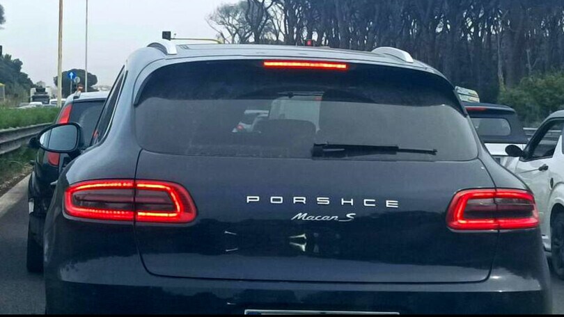 Porsche diventa "Porshce": la Macan "unica" avvistata a Roma