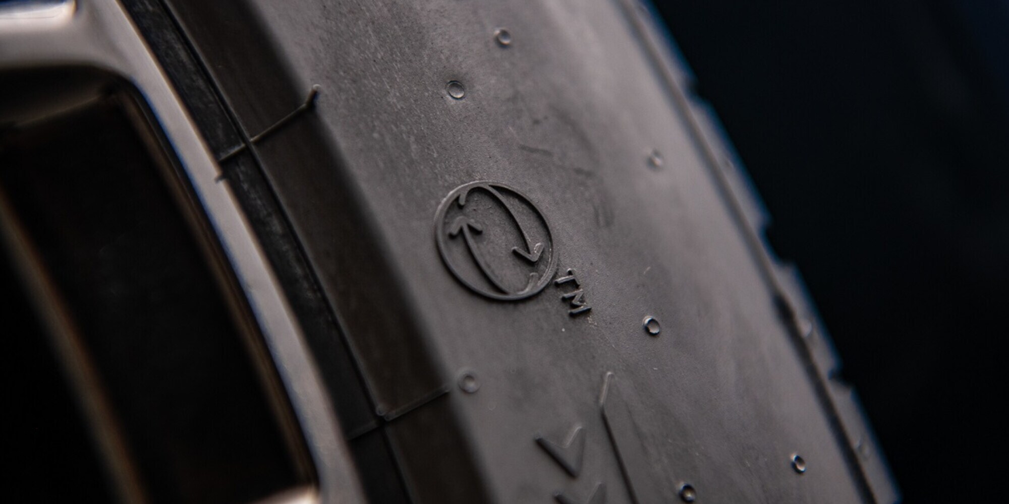 Pirelli, il nuovo logo per i pneumatici sostenibili