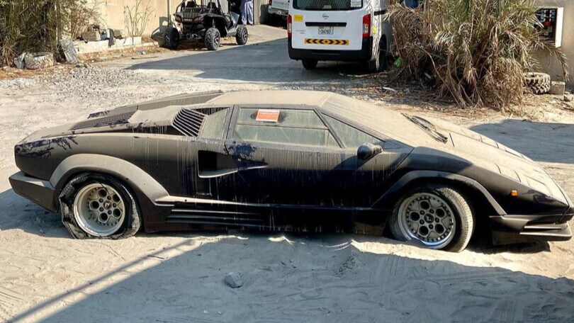 Lamborghini Countach abbandonata a Dubai, cimitero delle supercar