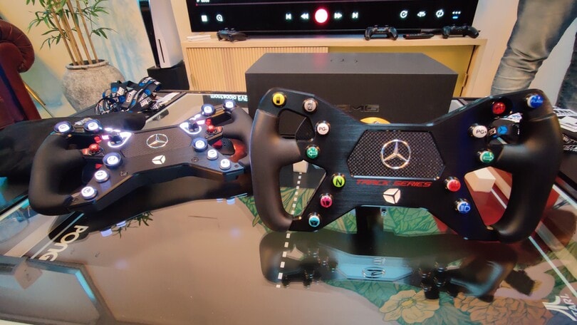 Mercedes e Cube Controls, il volante per sim racing e realtà