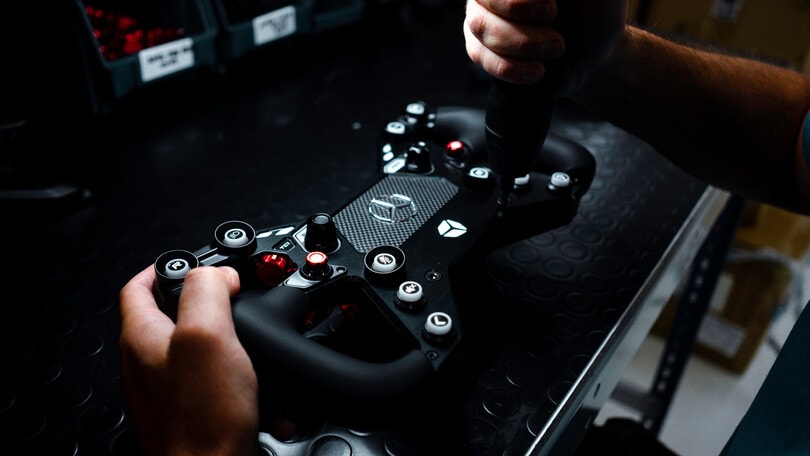 Mercedes, il volante per sim racing e corse GT è firmato Cube Controls