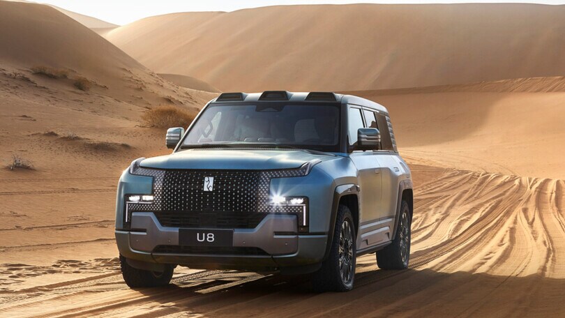 BYD Yangwang U8, il fuoristrada plug-in hybrid esagerato