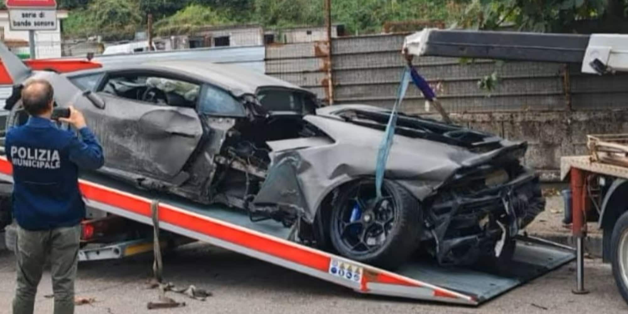 Drammatico incidente a Napoli: Lamborghini si spezza letteralmente in due