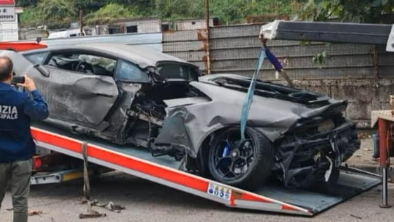 Drammatico incidente a Napoli: Lamborghini si spezza letteralmente in due