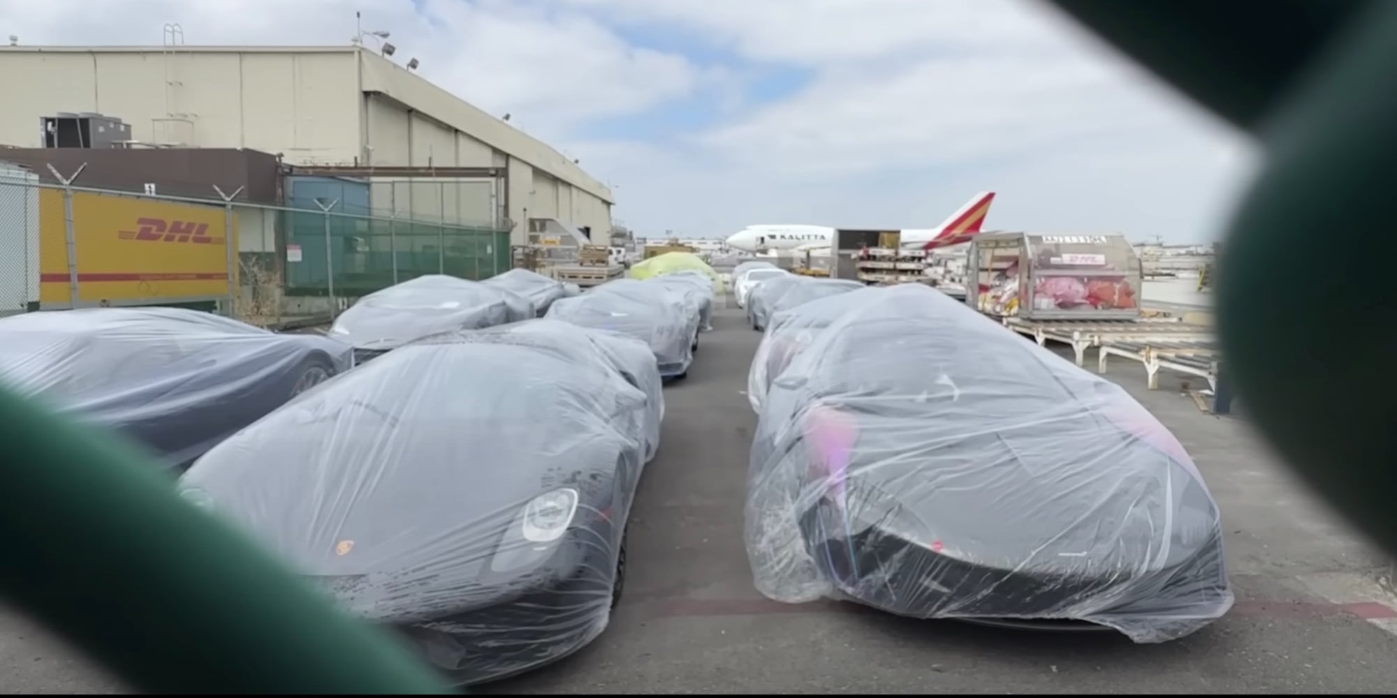 Cosa ci fanno 13 hypercar da 50 milioni all’aeroporto di Los Angeles?