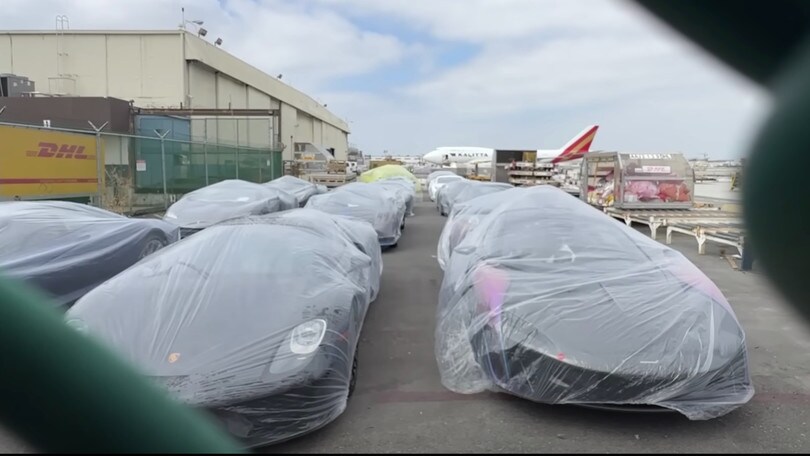 Cosa ci fanno 13 hypercar da 50 milioni all’aeroporto di Los Angeles?