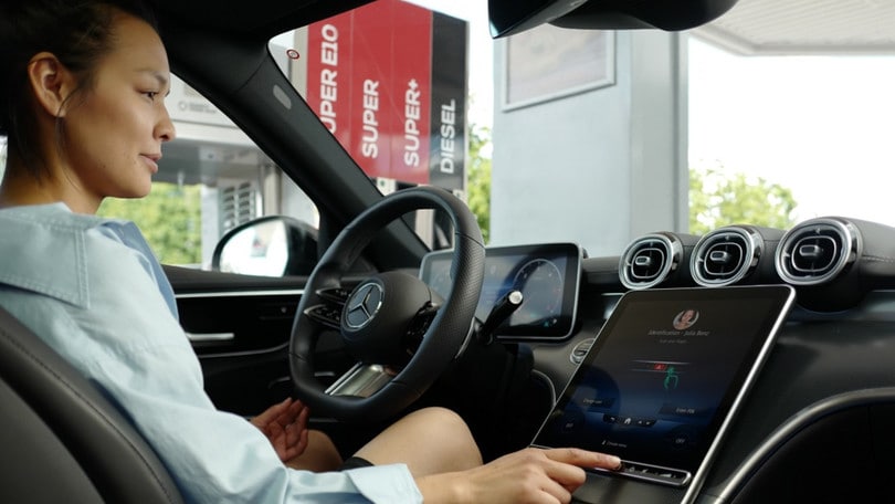Chi guida una Mercedes pagherà il carburante direttamente dall'auto