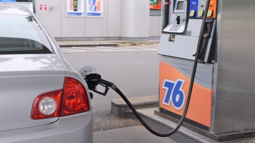 Benzina, leggero calo: ora al self a 1,999 euro/litro