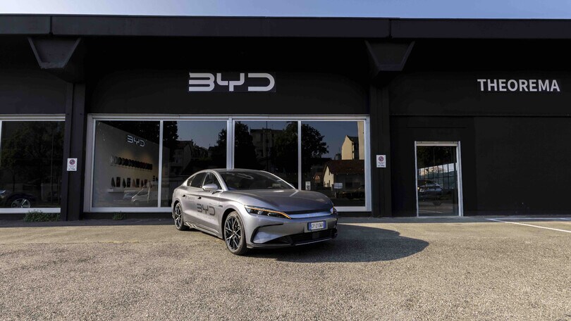 BYD, inaugurato a Torino lo showroom per sole auto elettriche