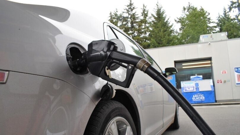 Caro carburanti, prezzi in calo: benzina al self a 1,996 euro al litro