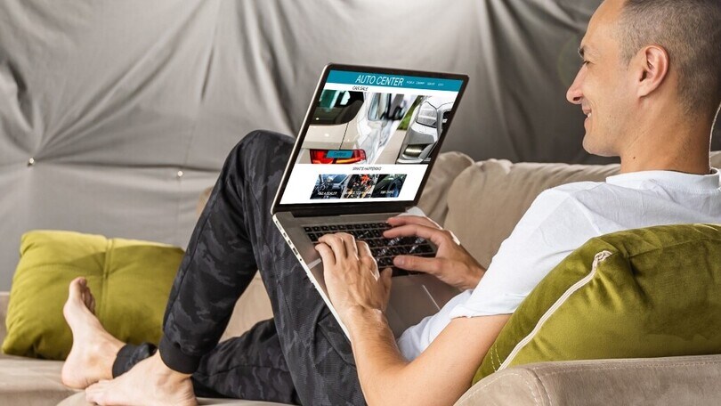 Acquista un'auto, va a ritirarla ma scopre che l'autosalone non esiste