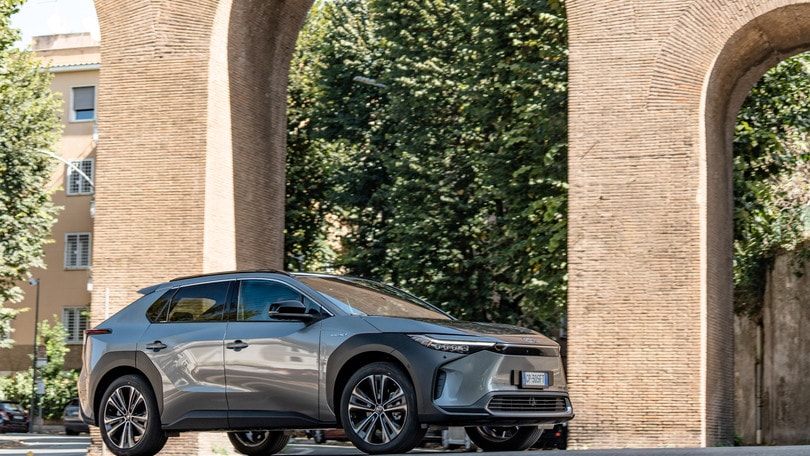 Toyota bZ4X, arriva la versione da meno di 40.000 euro
