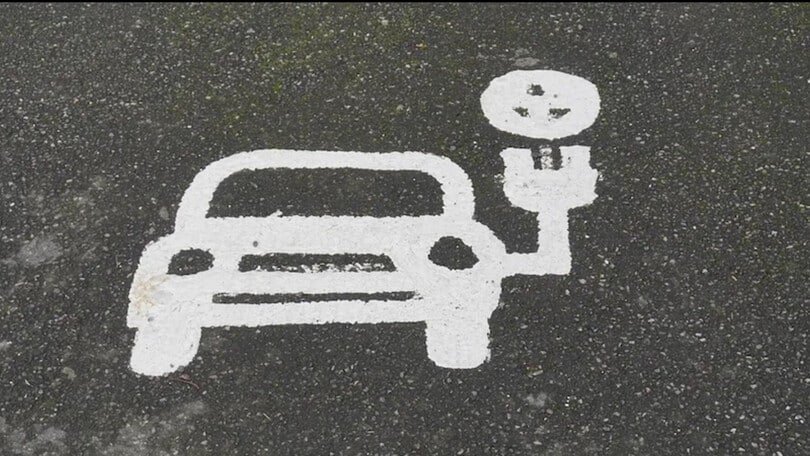 Auto elettrica, chi ce l'ha la ricomprerebbe