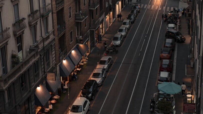 Milano, novità parcheggi: si potrà sostare (a pagamento) per massimo 2 ore