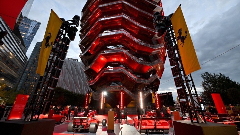 Il Ferrari Gala incanta New York tra un'asta milionaria e grandi piloti