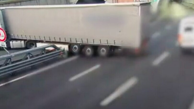 Un mezzo pesante viaggia contromano in A12 e sfiora la tragedia