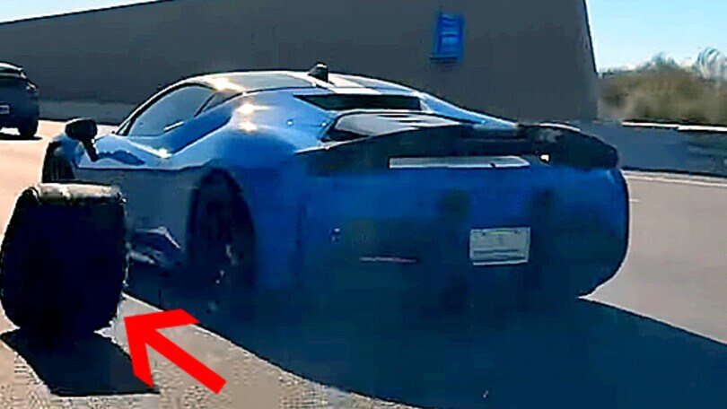 Lo pneumatico della Ferrari SF90 si stacca in autostrada! VIDEO