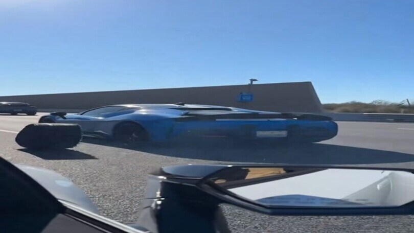 Ferrari SF90, che rischio: la gomma "vola" in autostrada