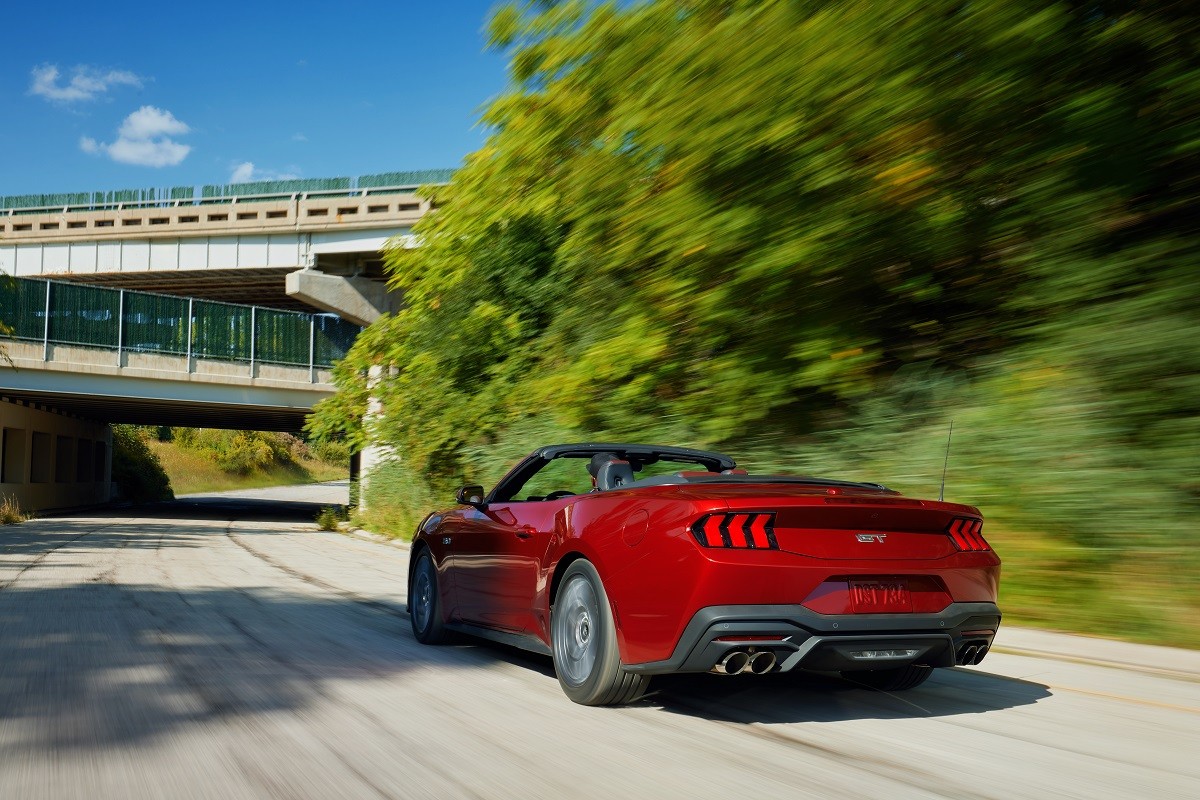 Ford Mustang 5.0 V8 Convertible, la prova