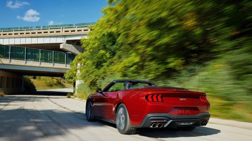 Ford Mustang 5.0 V8 Convertible, la prova