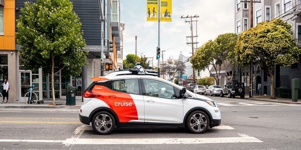 Veicoli GM a guida autonoma, la California li vieta e lancia accuse