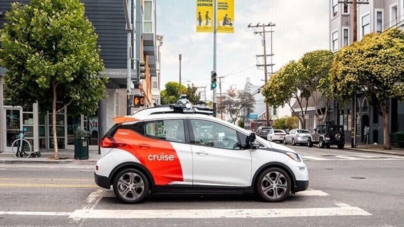 Veicoli GM a guida autonoma, la California li vieta e lancia accuse