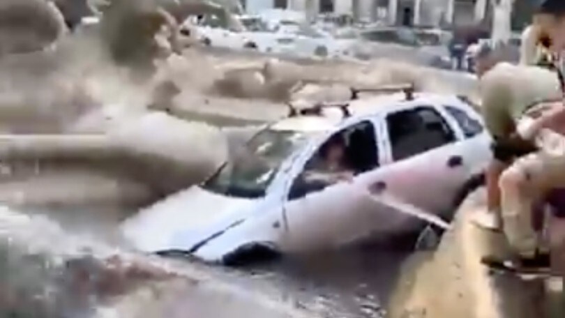 Panico a Catania: auto finisce nella fontana monumentale