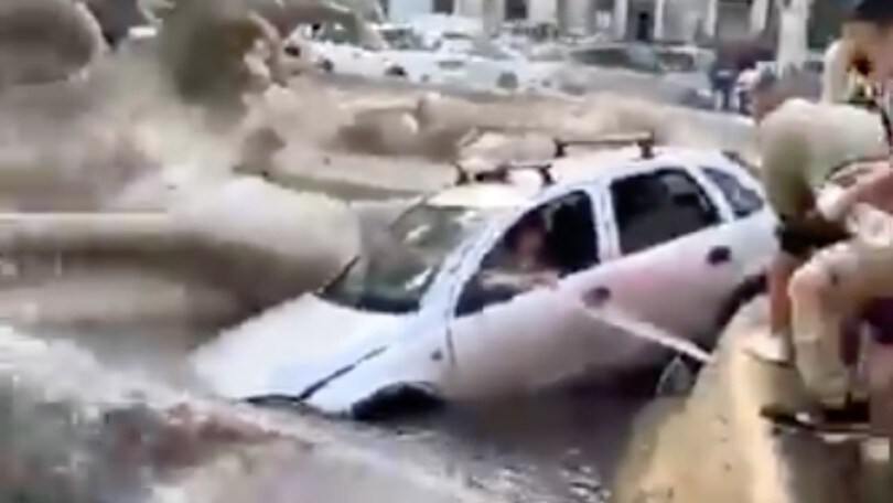 Panico a Catania: auto finisce nella fontana monumentale