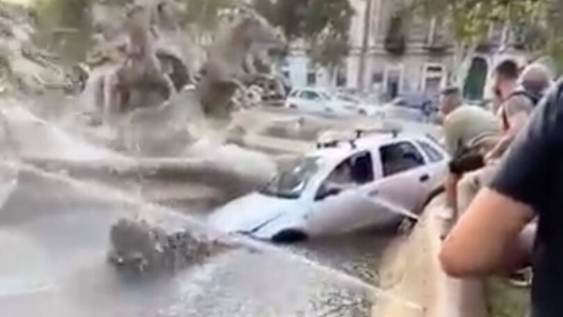 Paura a Catania: un'auto finisce dentro la fontana monumentale