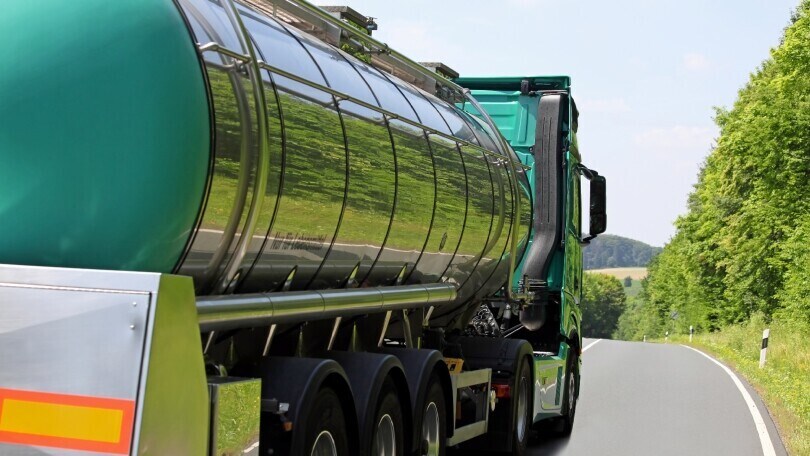 Autocisterna carica di latte si ribalta su un'abitazione: autista illeso