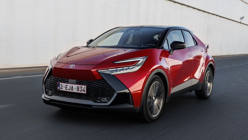Nuova Toyota C-HR, linea aggressiva, brillante su strada
