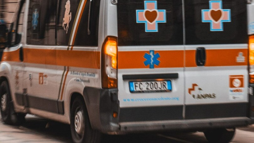 Pirata della strada travolge donna sulle strisce e scappa