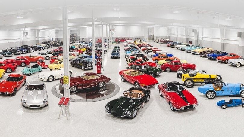 Crea un museo d'auto per truffare i clienti: beccato un famoso uomo d'affari