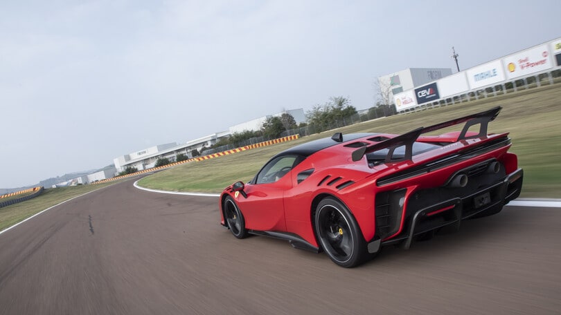 Ferrari SF90 XX Stradale, la prova a Fiorano