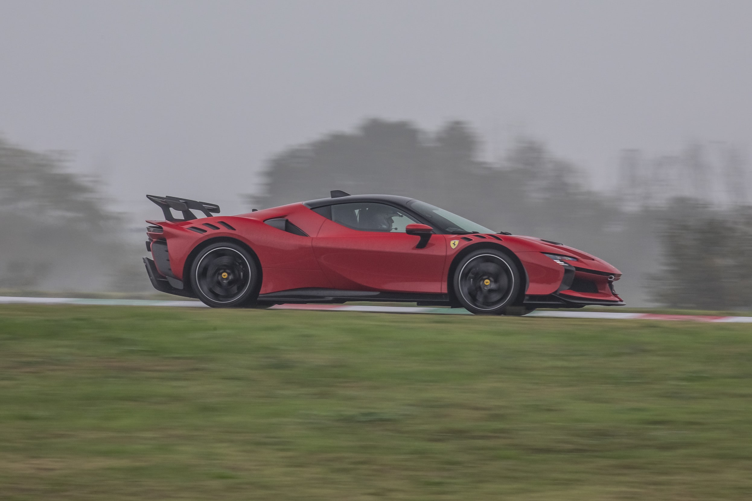 Ferrari, la prova in pista della SF90 XX Stradale