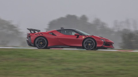 Ferrari, la prova in pista della SF90 XX Stradale