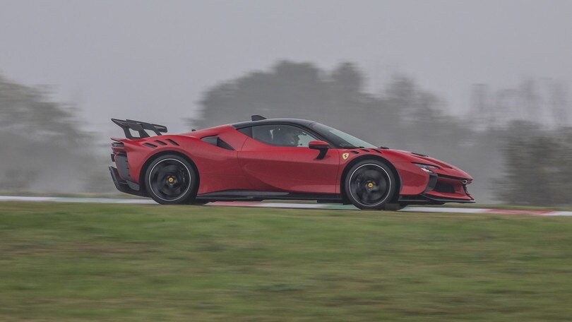 Ferrari, la prova in pista della SF90 XX Stradale